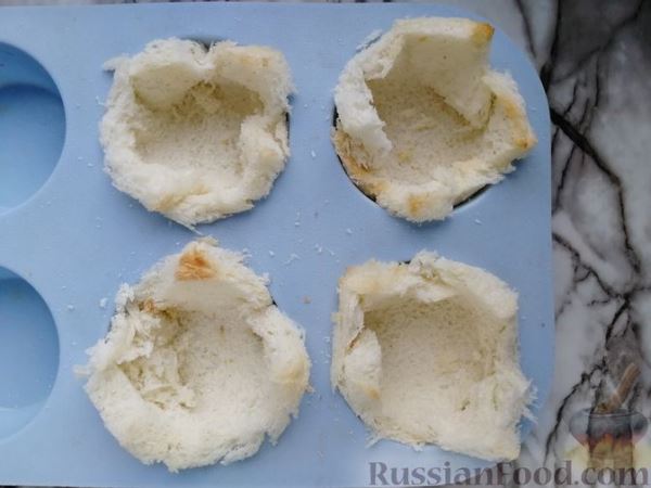Яичница с беконом и сыром в хлебной корзинке (в духовке)