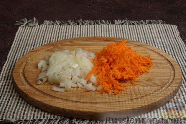Салат из яиц, жареного лука, моркови и сухариков