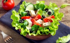 Салат из овощей с курицей и сухариками