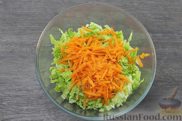 Салат из пекинской капусты с морковью, кукурузой и колбасным сыром