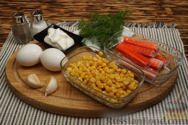 Салат с крабовыми палочками, кукурузой и яичными блинчиками