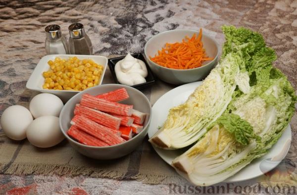 Салат с крабовыми палочками, пекинской капустой, кукурузой и морковью по-корейски