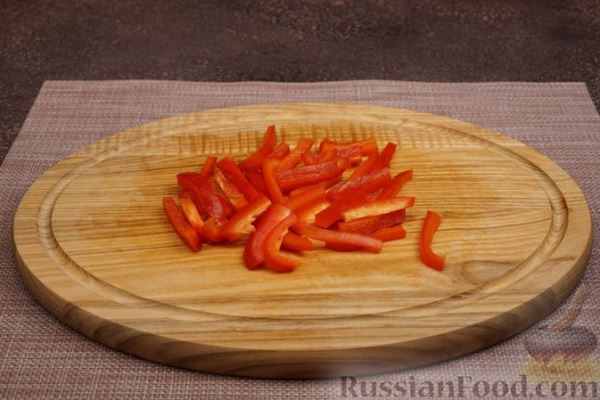 Салат с курицей, болгарским перцем, огурцом и сыром