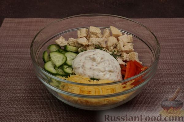 Салат с курицей, болгарским перцем, огурцом и сыром