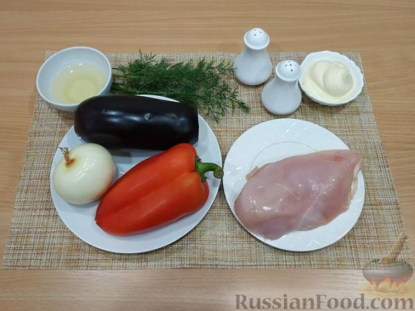 Салат с курицей, жареными баклажанами и болгарским перцем