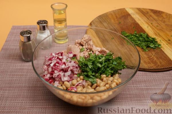 Салат с тунцом, консервированной фасолью, луком и зеленью