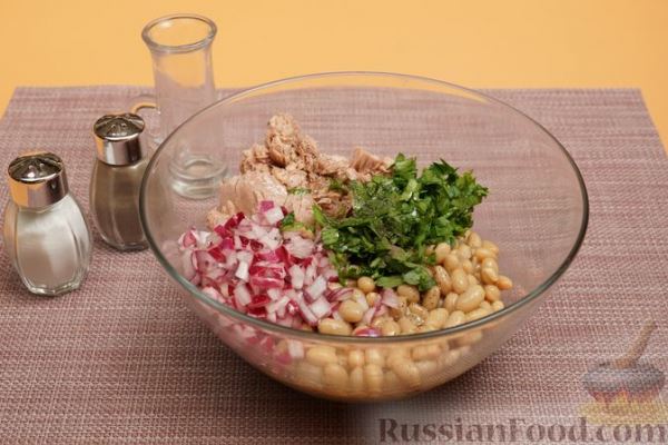 Салат с тунцом, консервированной фасолью, луком и зеленью