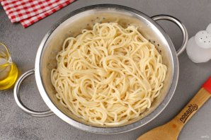 Сливочные спагетти с консервированной горбушей