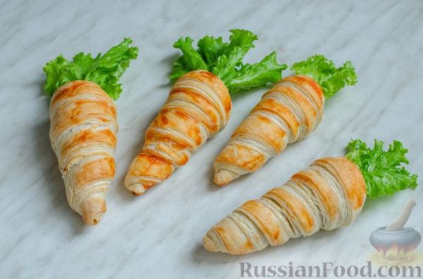 Слоёные трубочки "Морковки" с курицей, овощами, сыром и яйцами