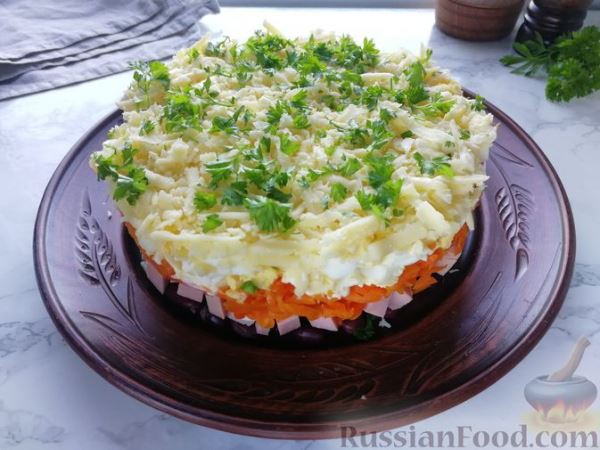 Слоёный салат с колбасой, фасолью, морковью и сыром