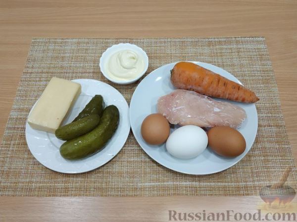 Слоёный салат с курицей, морковью, маринованными огурцами и сыром