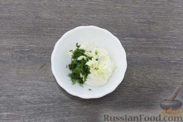 Слоёный салат со свёклой, сыром и грецкими орехами
