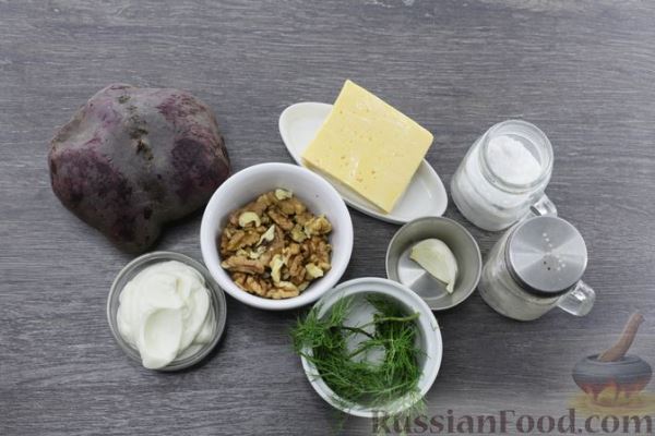 Слоёный салат со свёклой, сыром и грецкими орехами