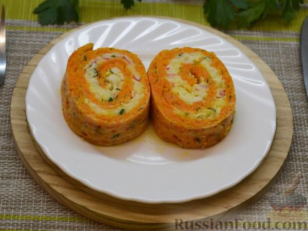Закусочный морковный рулет с сыром и крабовыми палочками