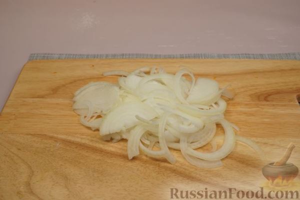 Картофельный салат с сосисками и луком