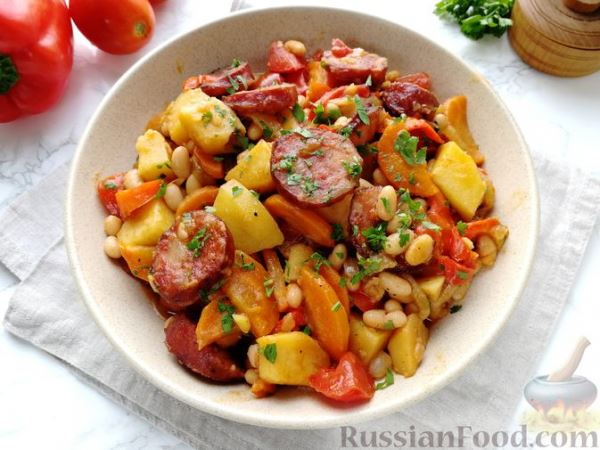 Картошка, тушенная с фасолью и копчёной колбасой