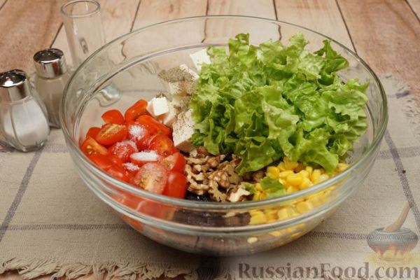 Овощной салат с сыром фета, кукурузой, орехами и сухофруктами