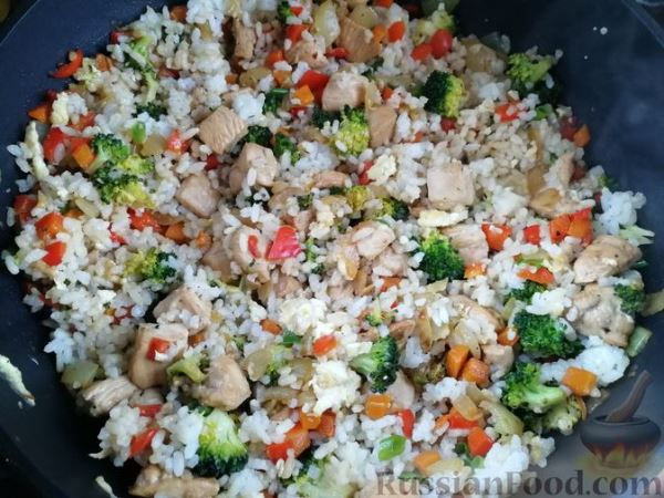 Рис с курицей, овощами и яйцом