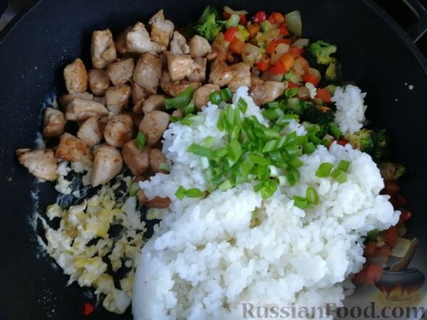 Рис с курицей, овощами и яйцом