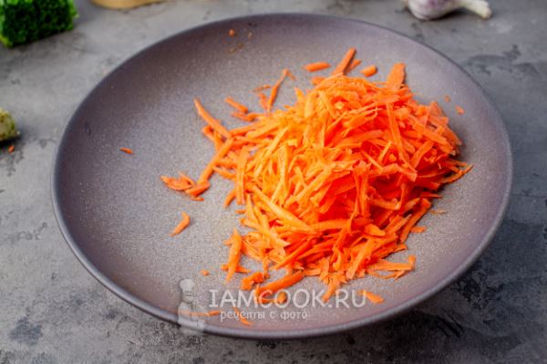 Салат из дайкона с морковью и яйцом