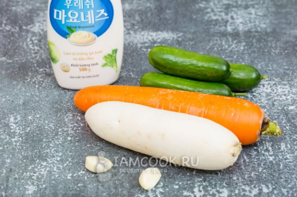 Салат из дайкона с морковью и огурцом