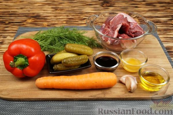 Салат с говядиной, болгарским перцем, морковью и маринованными огурцами
