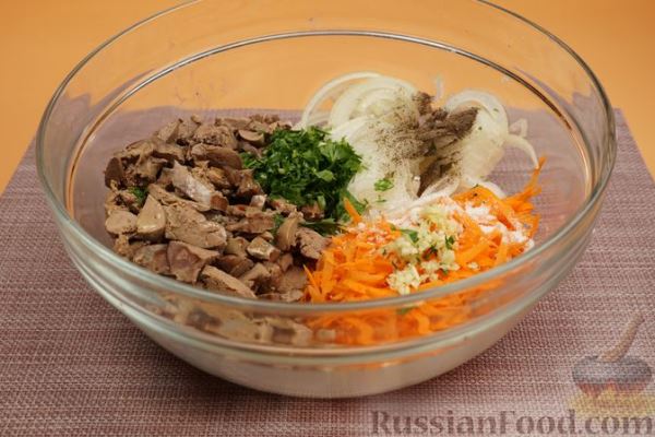 Салат с куриной печенью, морковью и луком