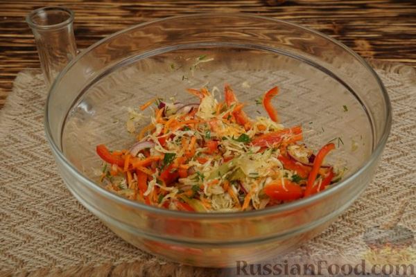 Салат с квашеной капустой, морковью по-корейски, маринованными огурцами и болгарским перцем