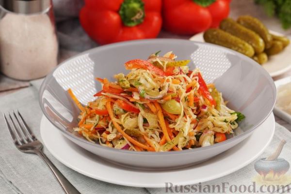 Салат с квашеной капустой, морковью по-корейски, маринованными огурцами и болгарским перцем