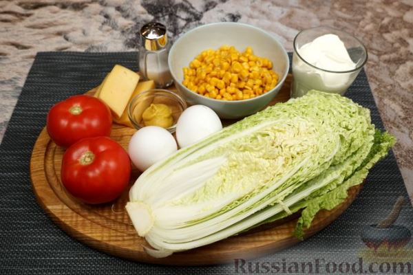 Салат с пекинской капустой, кукурузой, помидорами и сыром