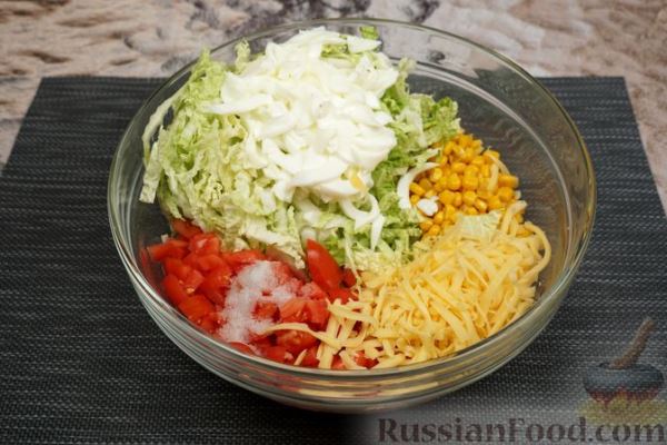 Салат с пекинской капустой, кукурузой, помидорами и сыром