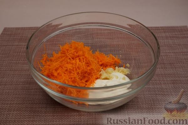 Слоёный салат из свежей моркови с яблоком, яйцами и двумя видами сыра