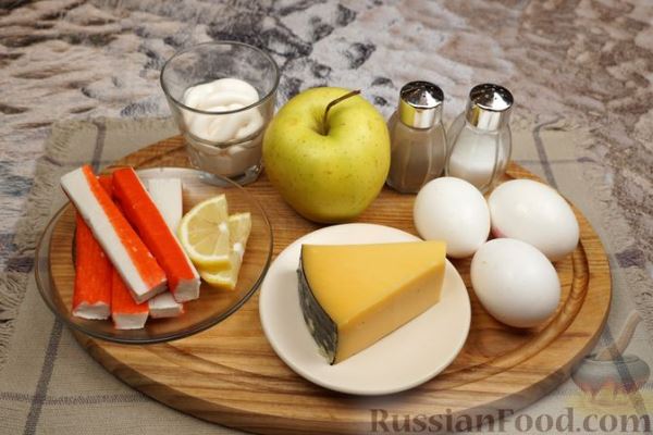 Слоёный салат с крабовыми палочками, яблоком, сыром и яйцами
