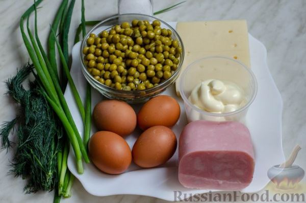 Слоёный салат с ветчиной, сыром, яйцами и зелёным горошком