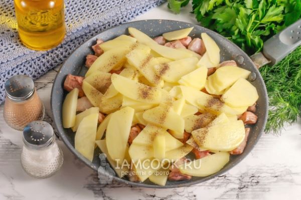 Жареная баранина с картошкой на сковороде